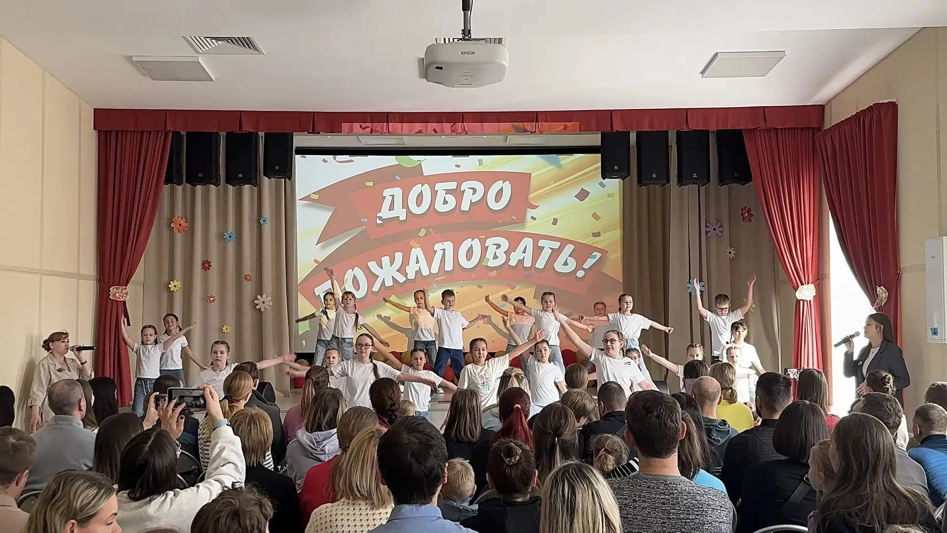 🍃 Сегодня в нашей школе (корпус на Феофанова) царила особенная атмосфера — мы распахнули двери для р