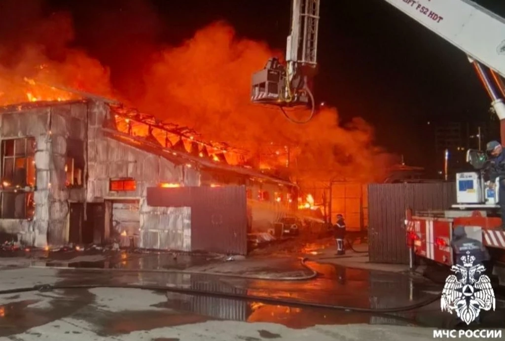 ⚡️Крупный пожар произошел минувшей ночью в Коминтерновском районе Воронежа на территори...