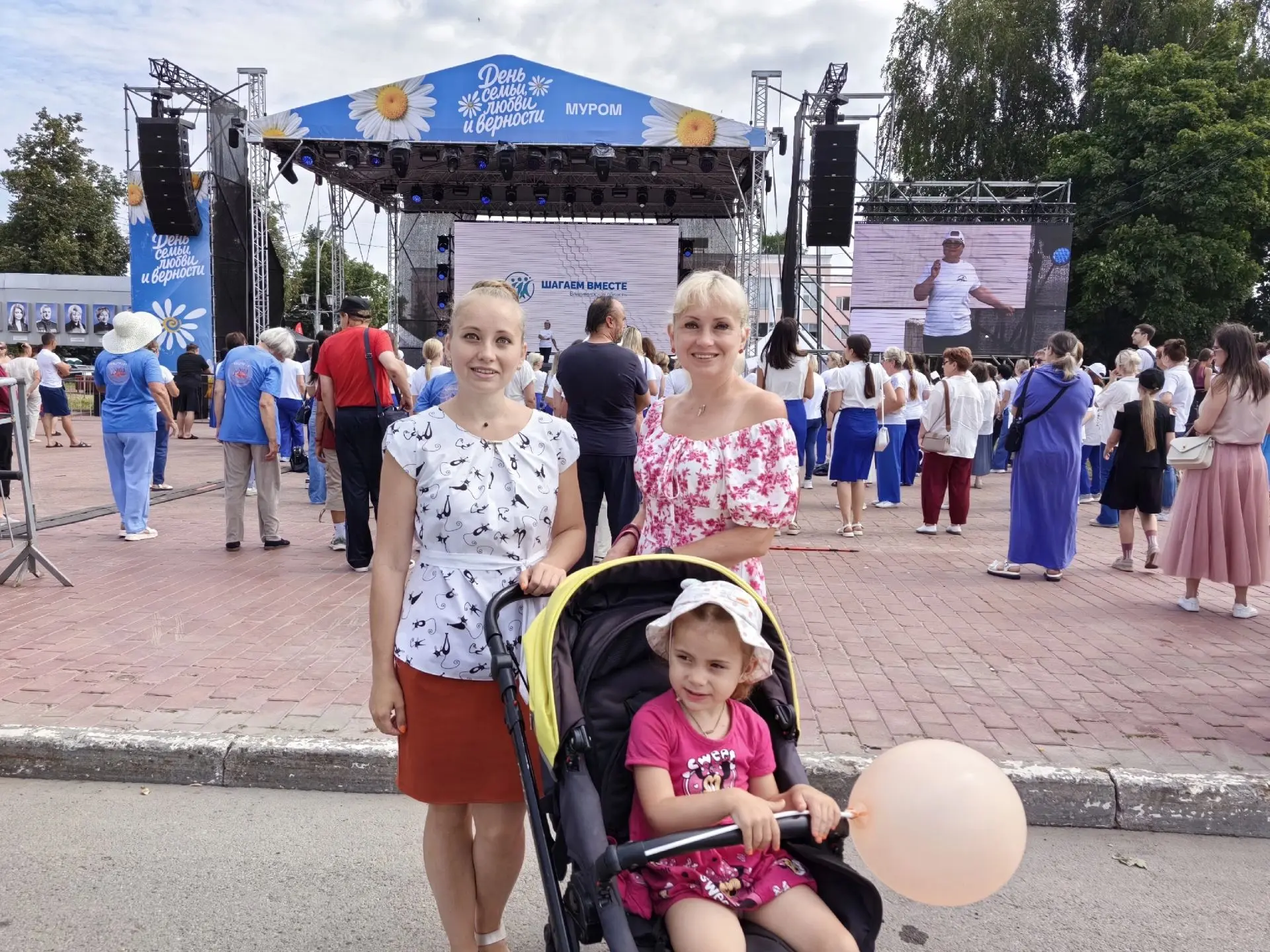 😊 Семья педагогов нашей школы 3 июля приняла участие в областной акции "Шагаем вместе".
🚶‍♀️Учител