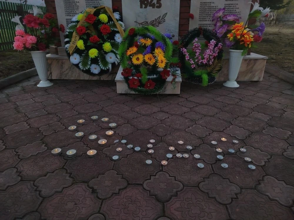 Свеча Памяти возле обелиска Павшим воинам  п. Беренжак