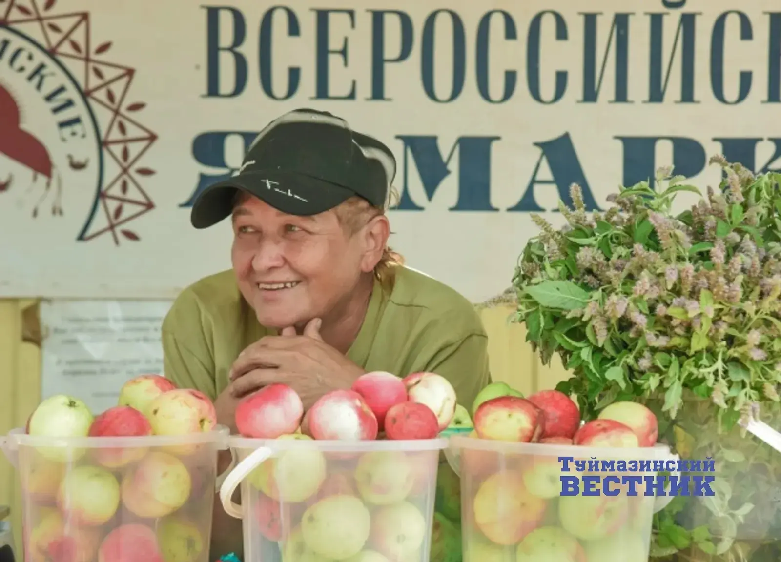 ❗Жительница Туймазов собирает урожай яблок мешками