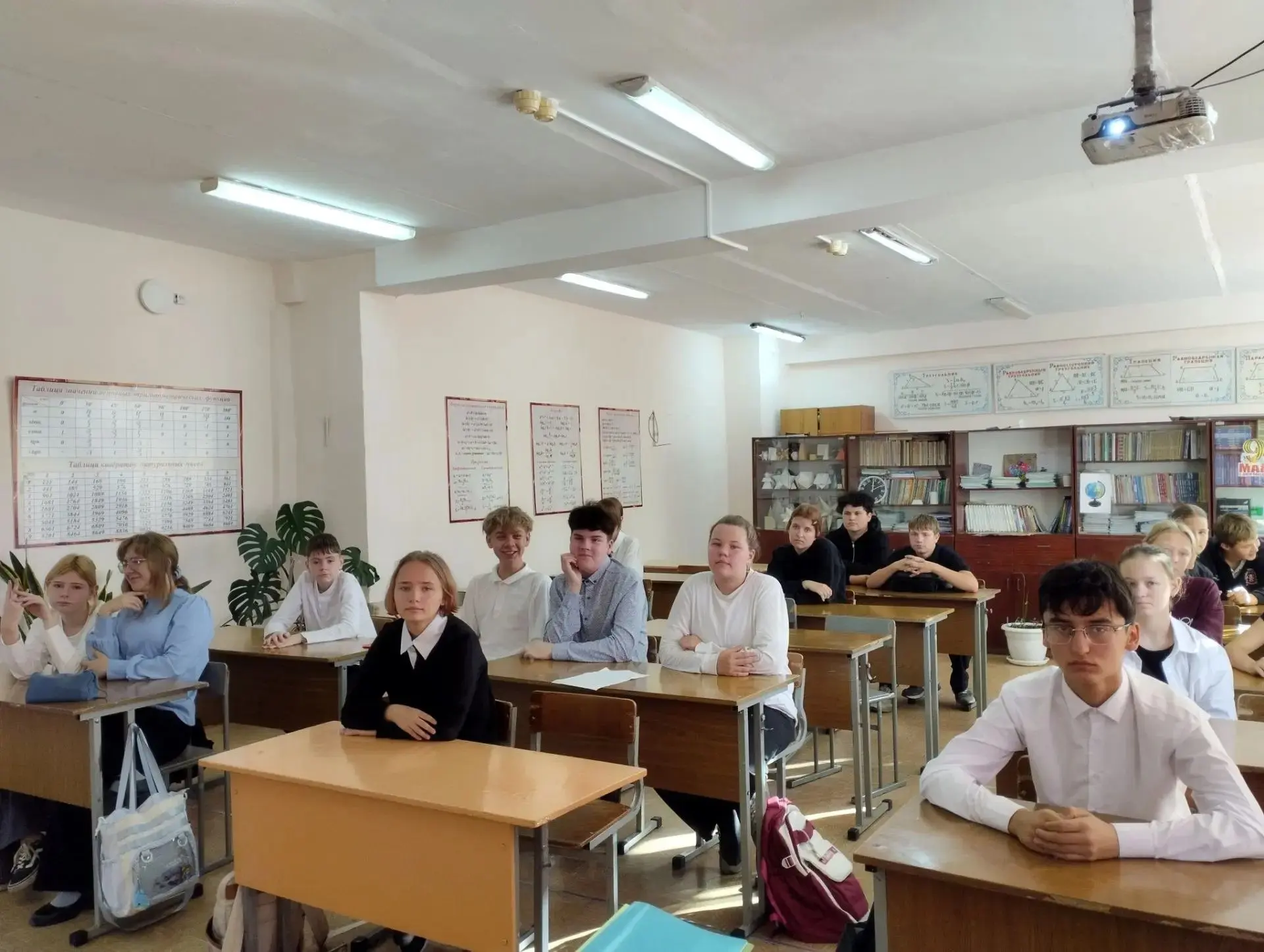 9 сентября для учащихся 8 класса Кормиловского лицея прошел правовой лекторий «Паспорт ...