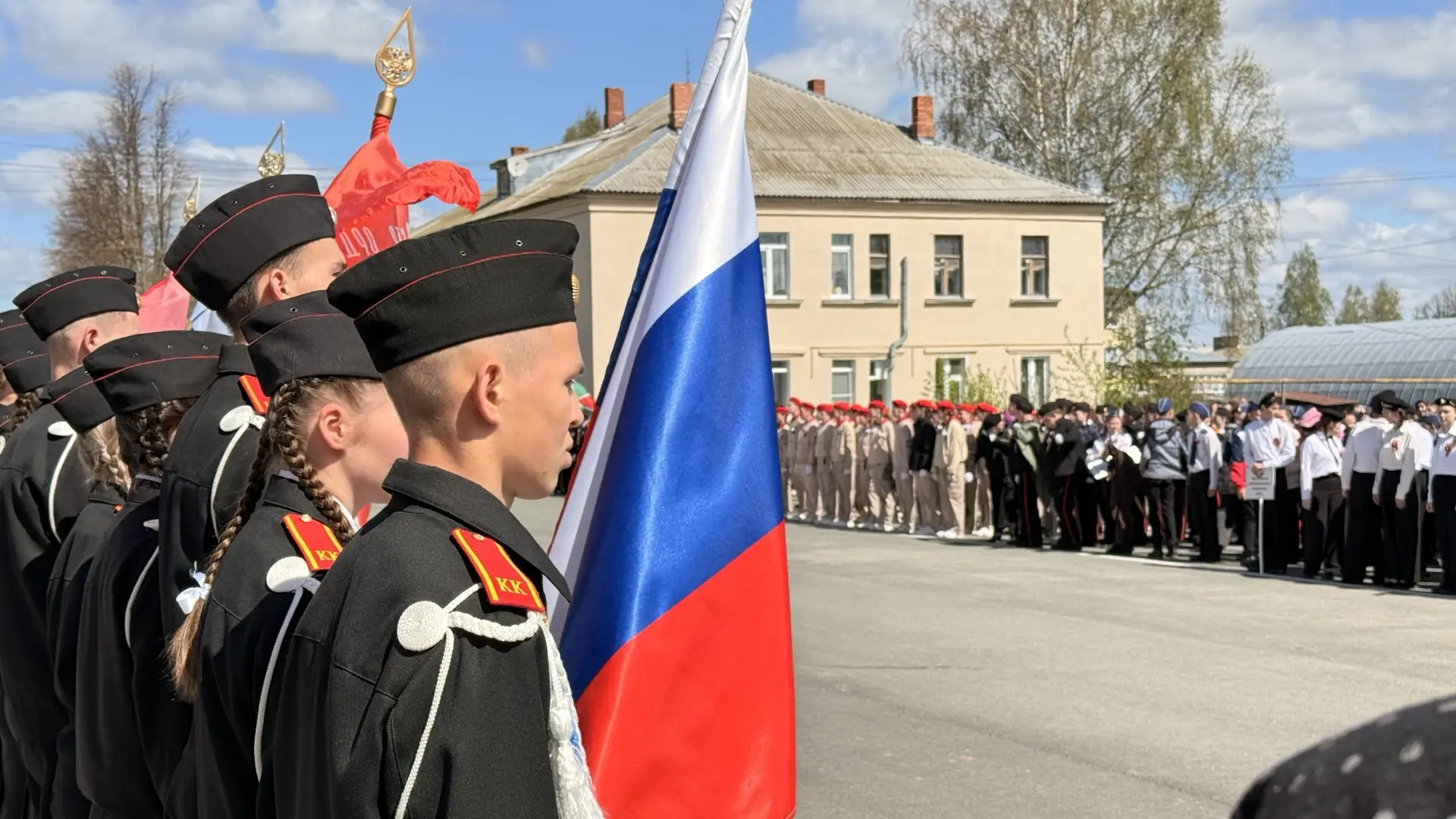 В рамках праздничного мероприятия прошёл парад юнармейцев — обучающиеся Советского района прошли стр
