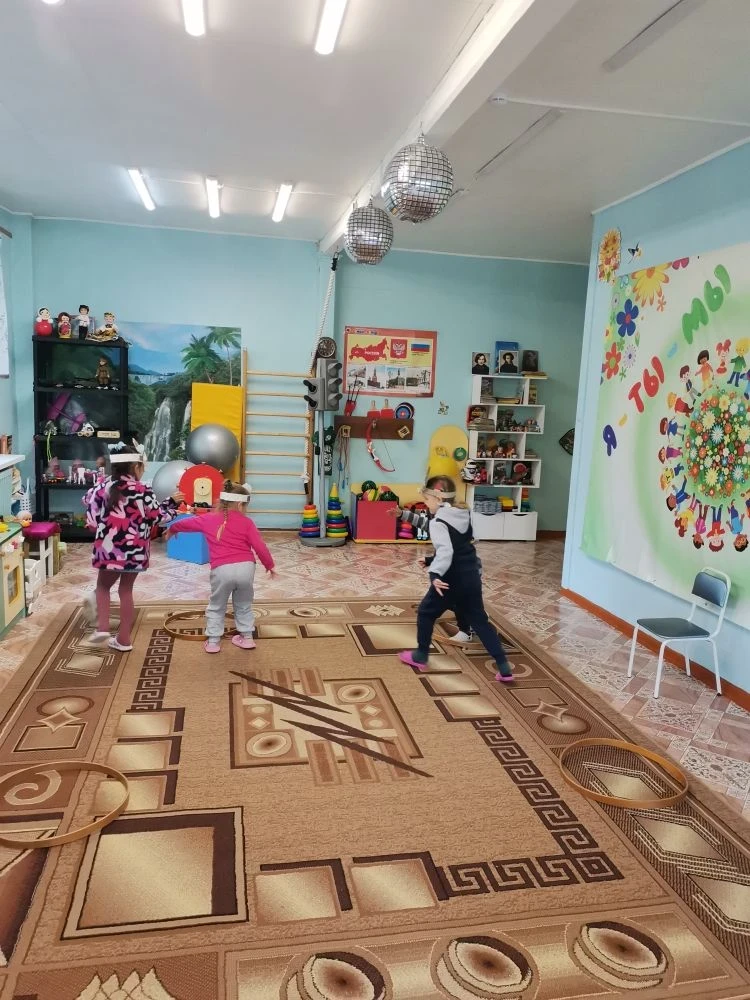 Лепка "Птичка в гнездышке".Закреплять умение сплющивать шар, сминая его ладонями, разви...