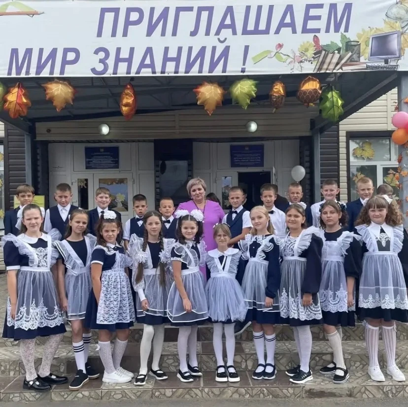 ✅ Четвёртый класс встретил орлят блестящими партами, нарядной доской и строгим расписан...