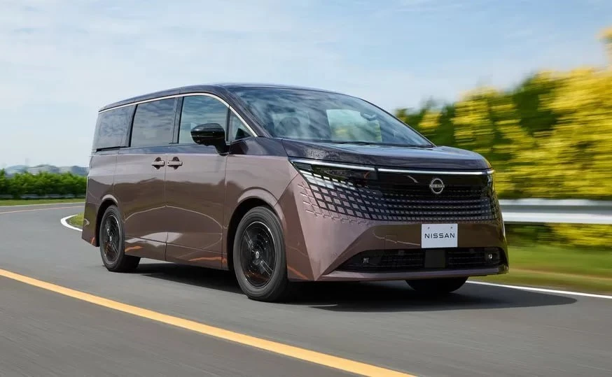 В Японии стартовали продажи нового поколения Nissan Elgrand. Минивэн получил полностью ...