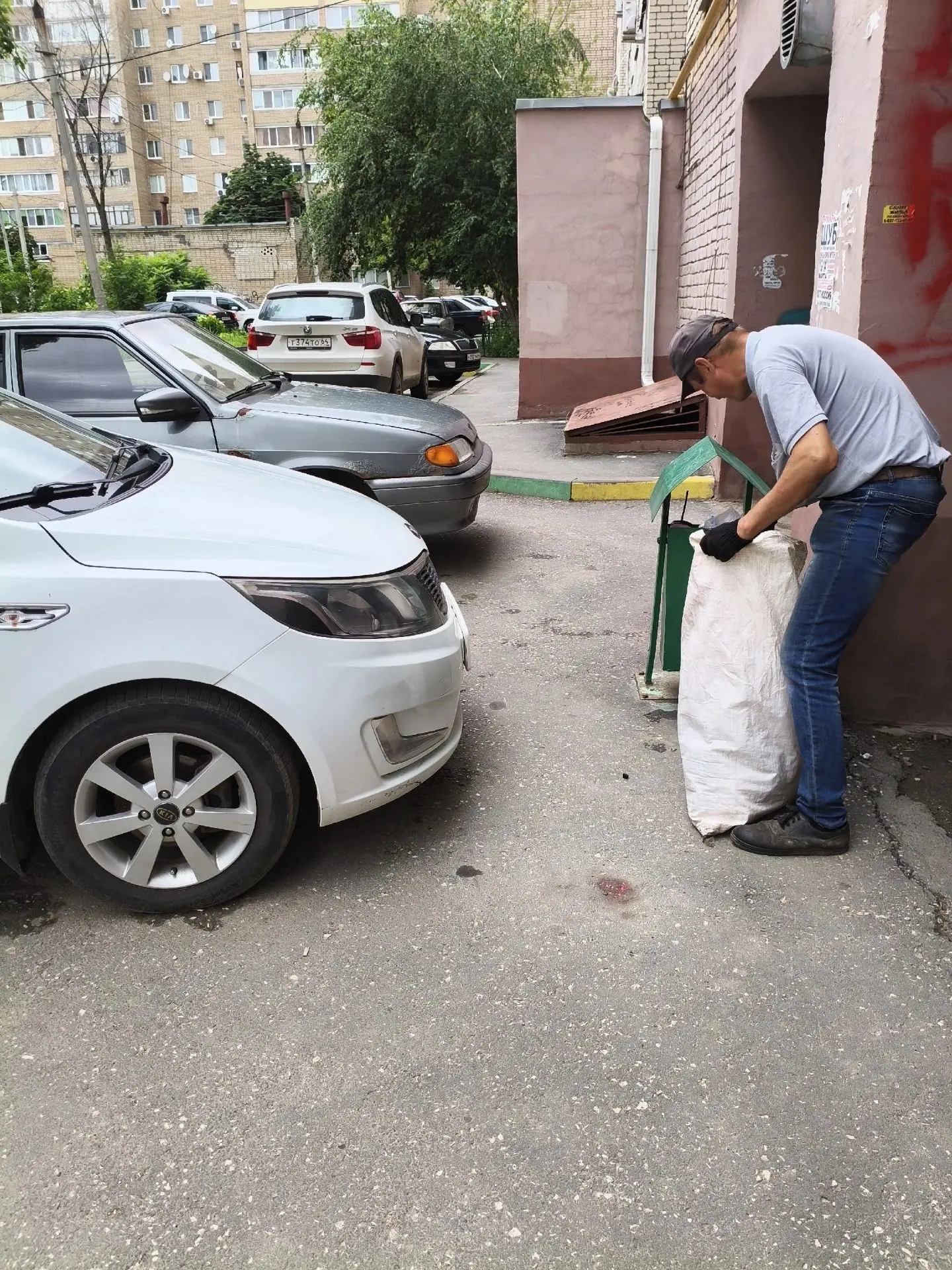 Выполнена уборка придомовой территории и пешеходных дорожек