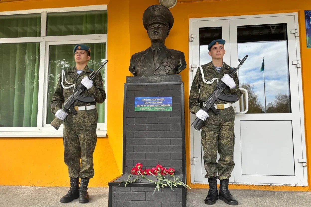В Усольском кадетском корпусе установили бюст Героя Советского Союза Валерия Востротина