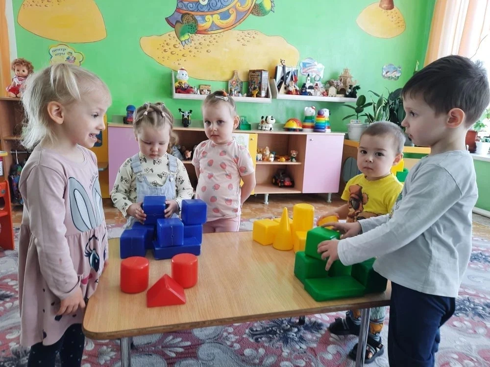 В группе раннего возраста сенсорное развитие — это основа для гармоничного роста и успе...