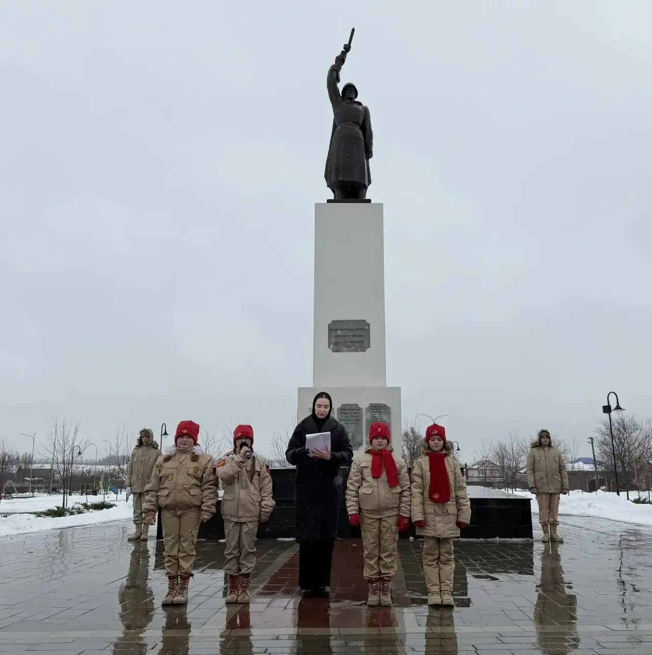 🎗️Никто не забыт, ничто не забыто!  Юнармейцы отряда «Пчёлы» имени Героя СВО С.Ужакина Октябрьской ш