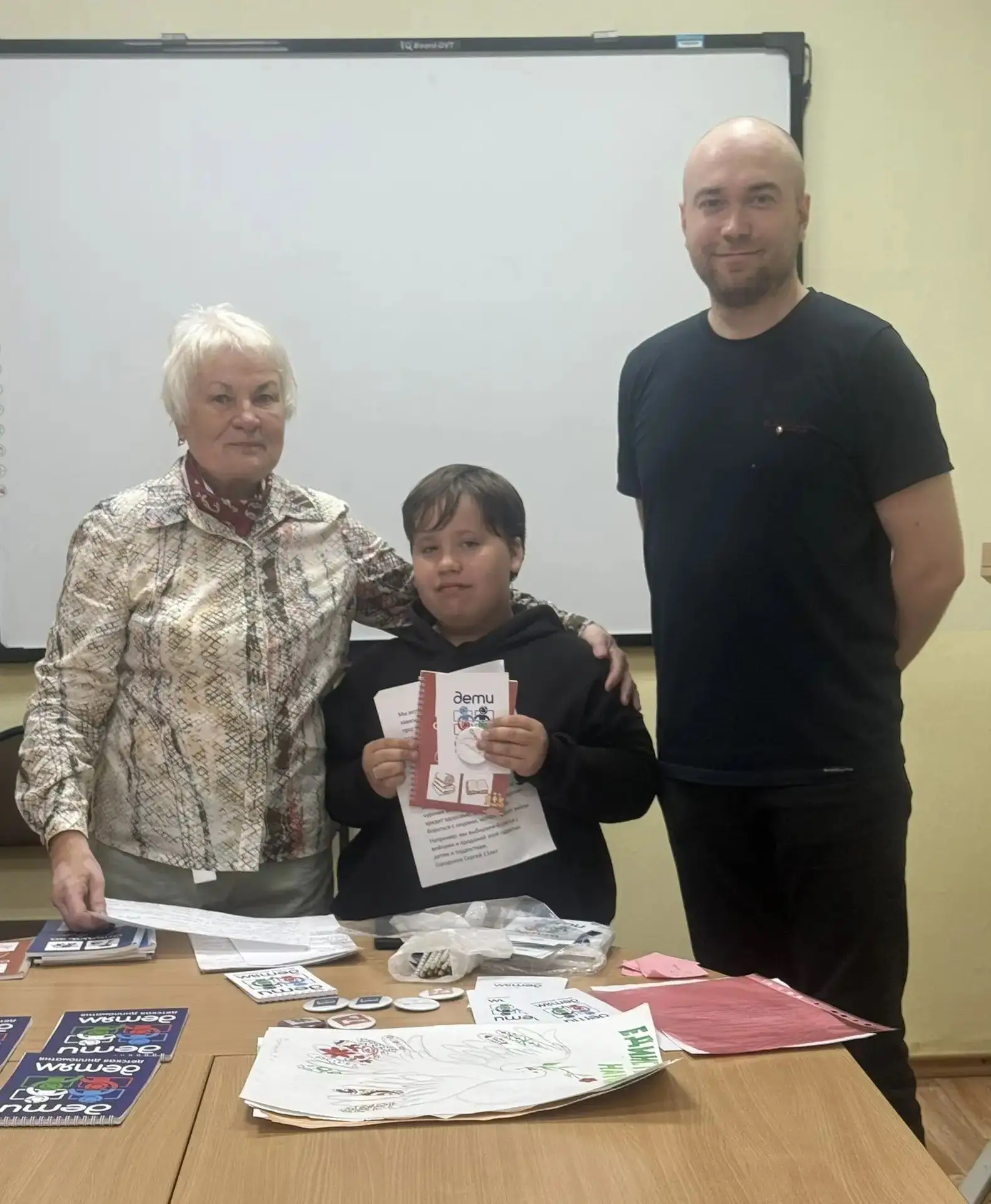 Сегодня в лагерь ЦРТ имени П.П. Бажова приехали организаторы манифеста мира — Эльмира Геннадьевна и 