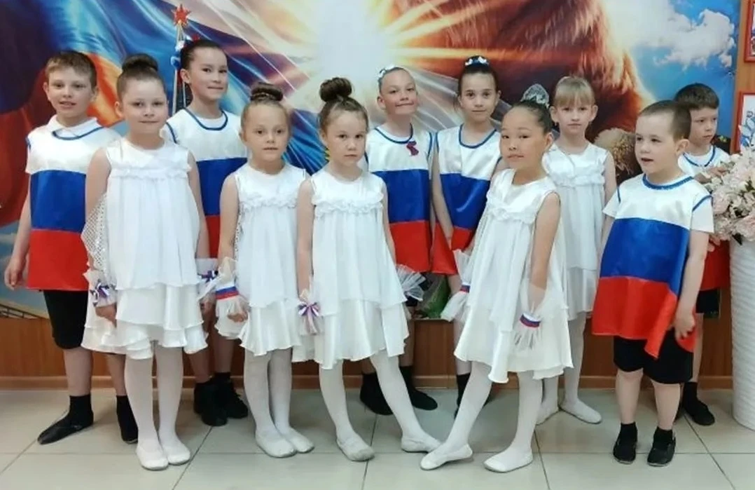🇷🇺 И в сердце, и в песне – Россия!

11 июня наши юные артисты из группы «Конфетки» ансамбля танца 