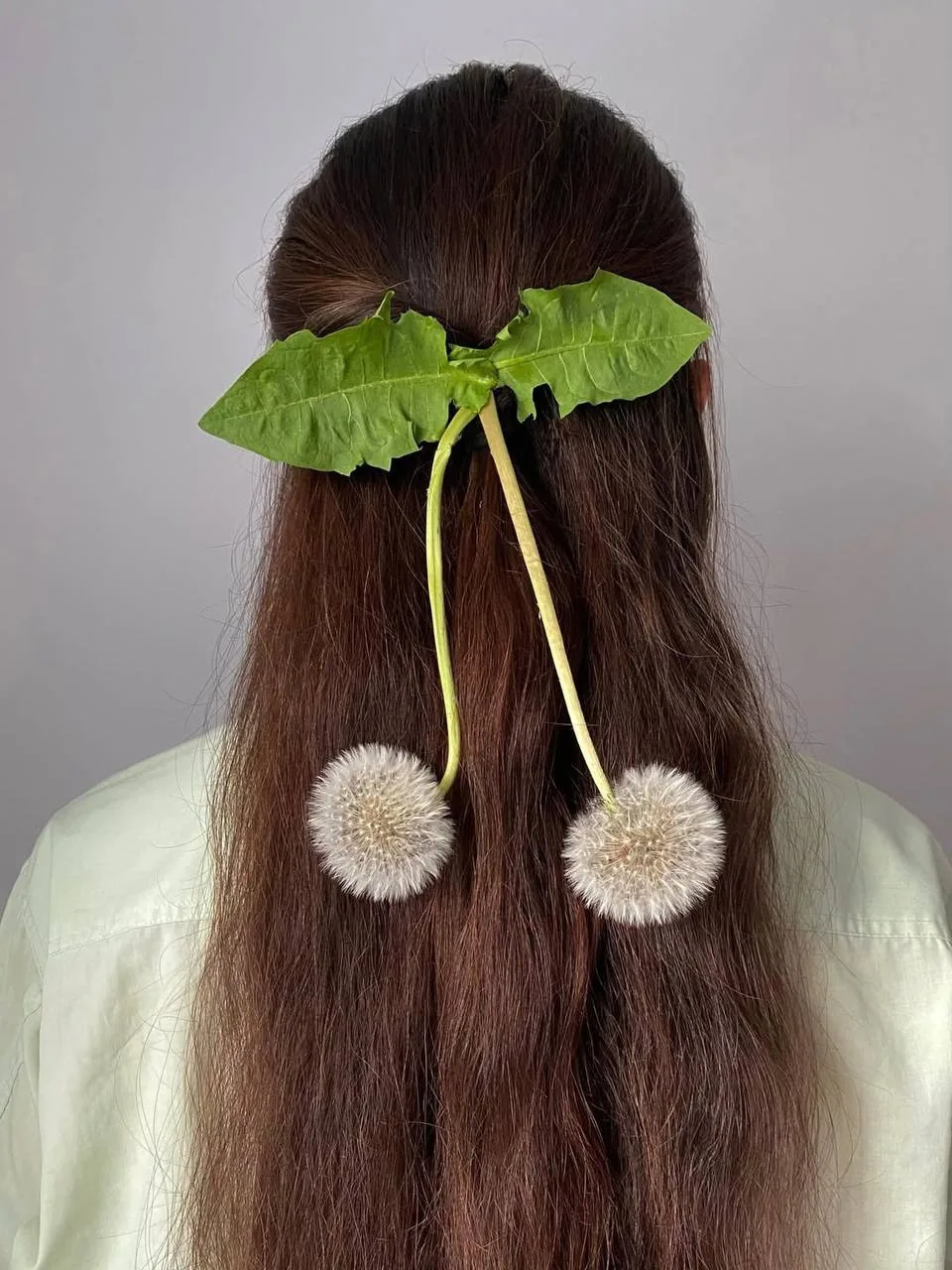 Лето можно не только собрать в букет, но и превратить в аксессуар 🌼

Художница Катерина Шукшина соз