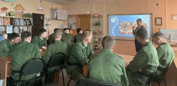 ❔Викторина «Всё начинается с семьи» для военнослужащих в библиотеке

В преддверии Дня семьи, любви и