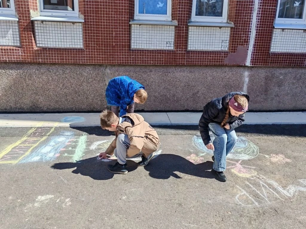 🎨 Мир на земле глазами детей.  Для учеников 4А и 4Б классов урок рисования прошёл не в классе, а на 