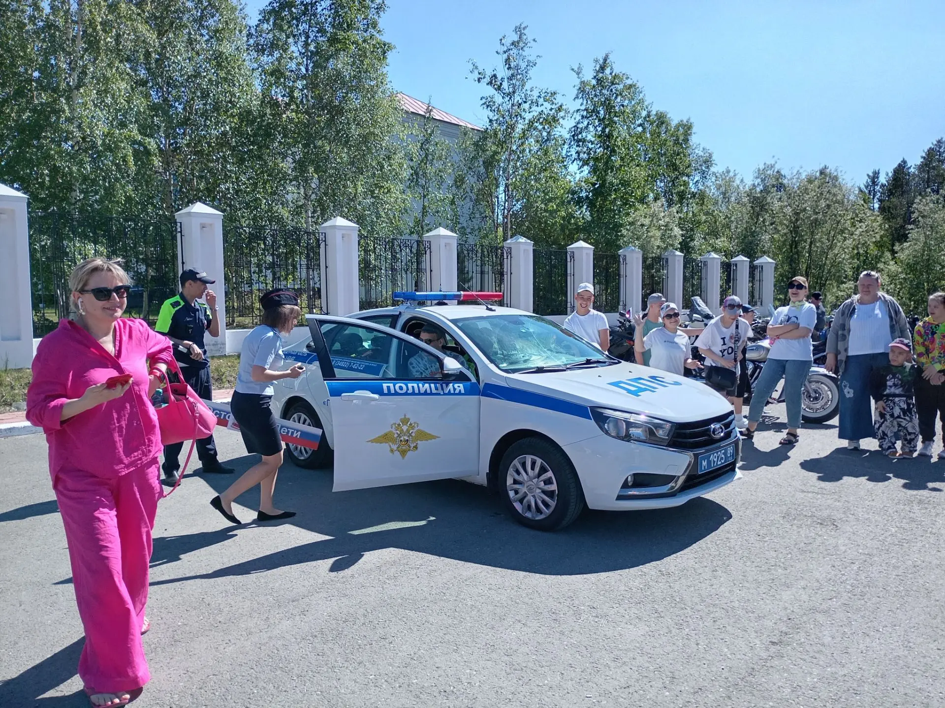 Для особенных детей - особенный праздник

Угостили пиццей и сахарной ватой, покатали на мотоциклах, 
