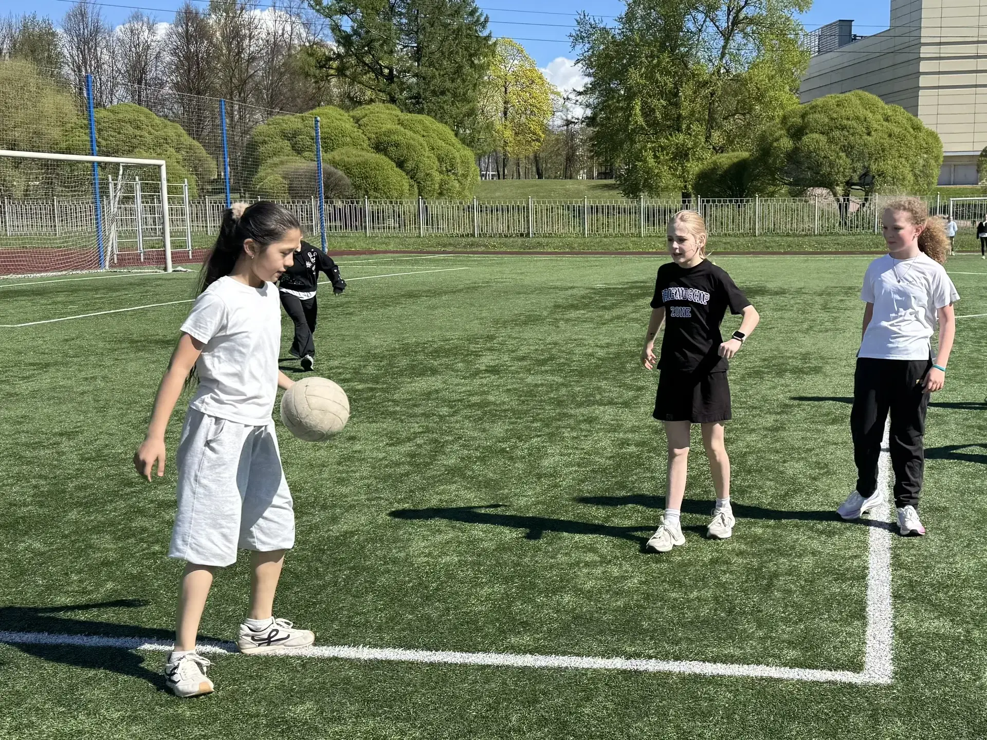 ⚽ ФУТБОЛ, АЗАРТ И ДВА ЧЕТВЕРТЫХ КЛАССА   На футбольном поле встретились два четвёртых класса — 4.2 и