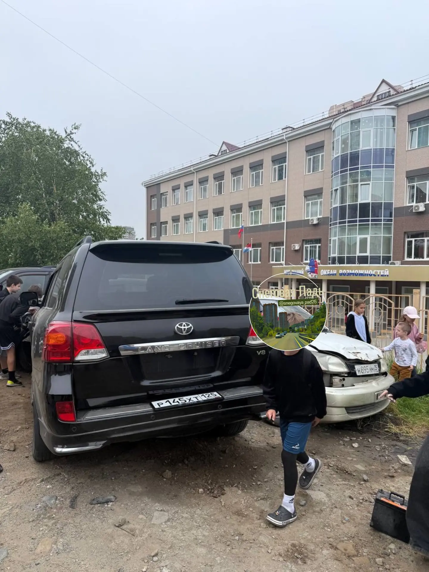 🚨Во Владивостоке на Снеговой Пади 12-летний школьник за рулем батиного крузака протаранил сразу 5 м