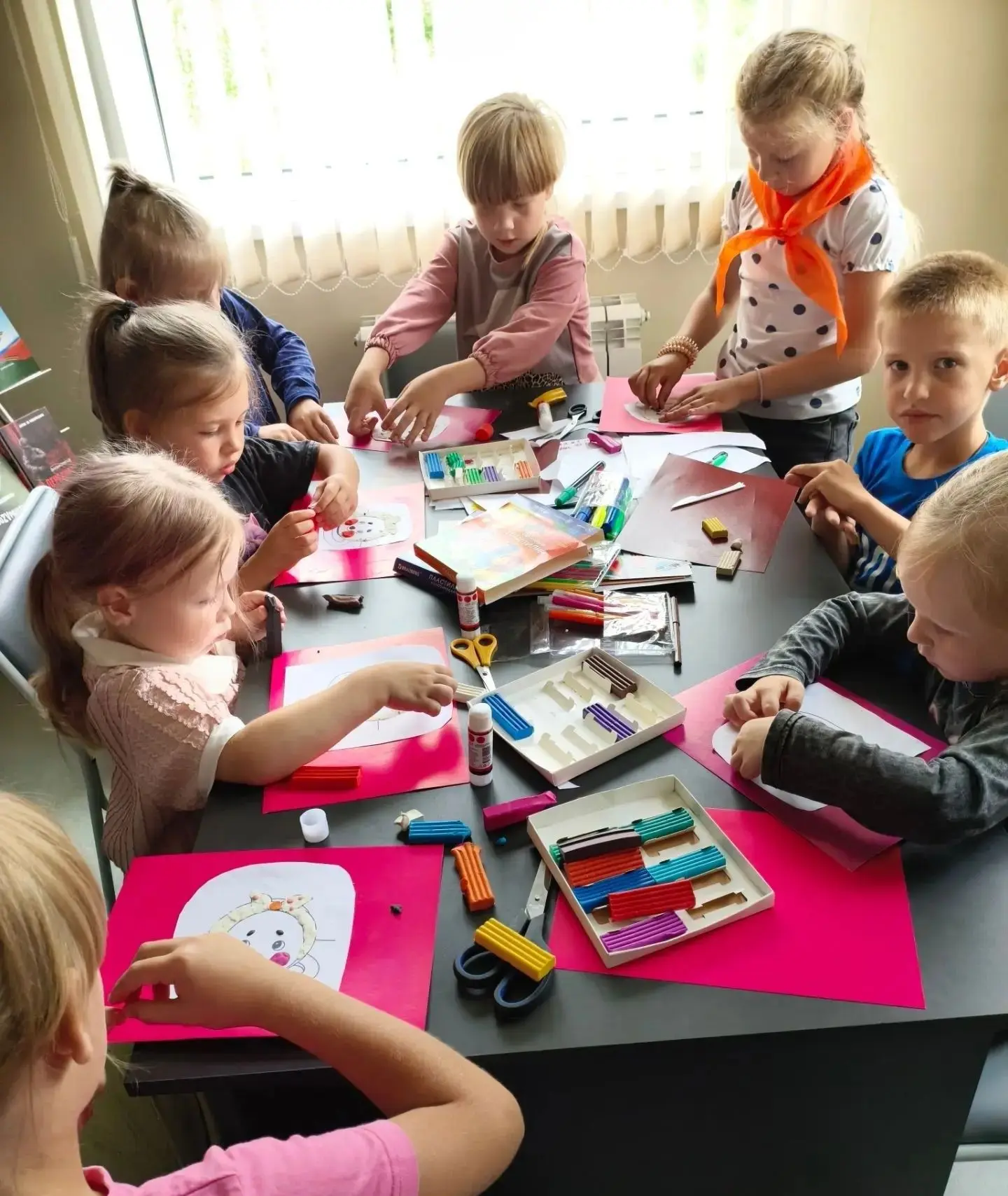 В Харитоновском клубе-библиотеке было по-настоящему сказочно! 🏰✨ Вместе с нашим библиотекарем ребят