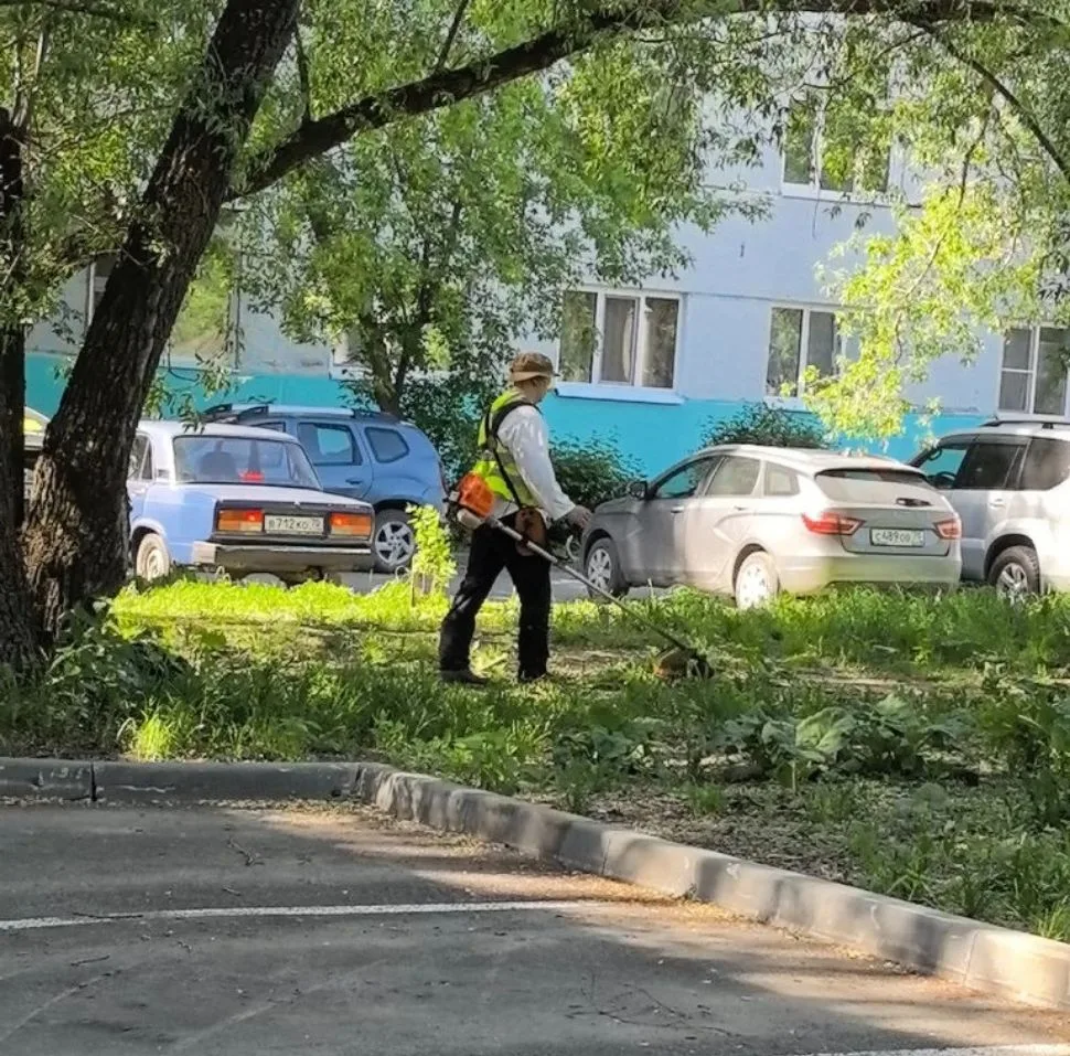 На жилом фонде ведутся работы по скосу травы 

🌿Покос травы - важная часть содержания придомовой те