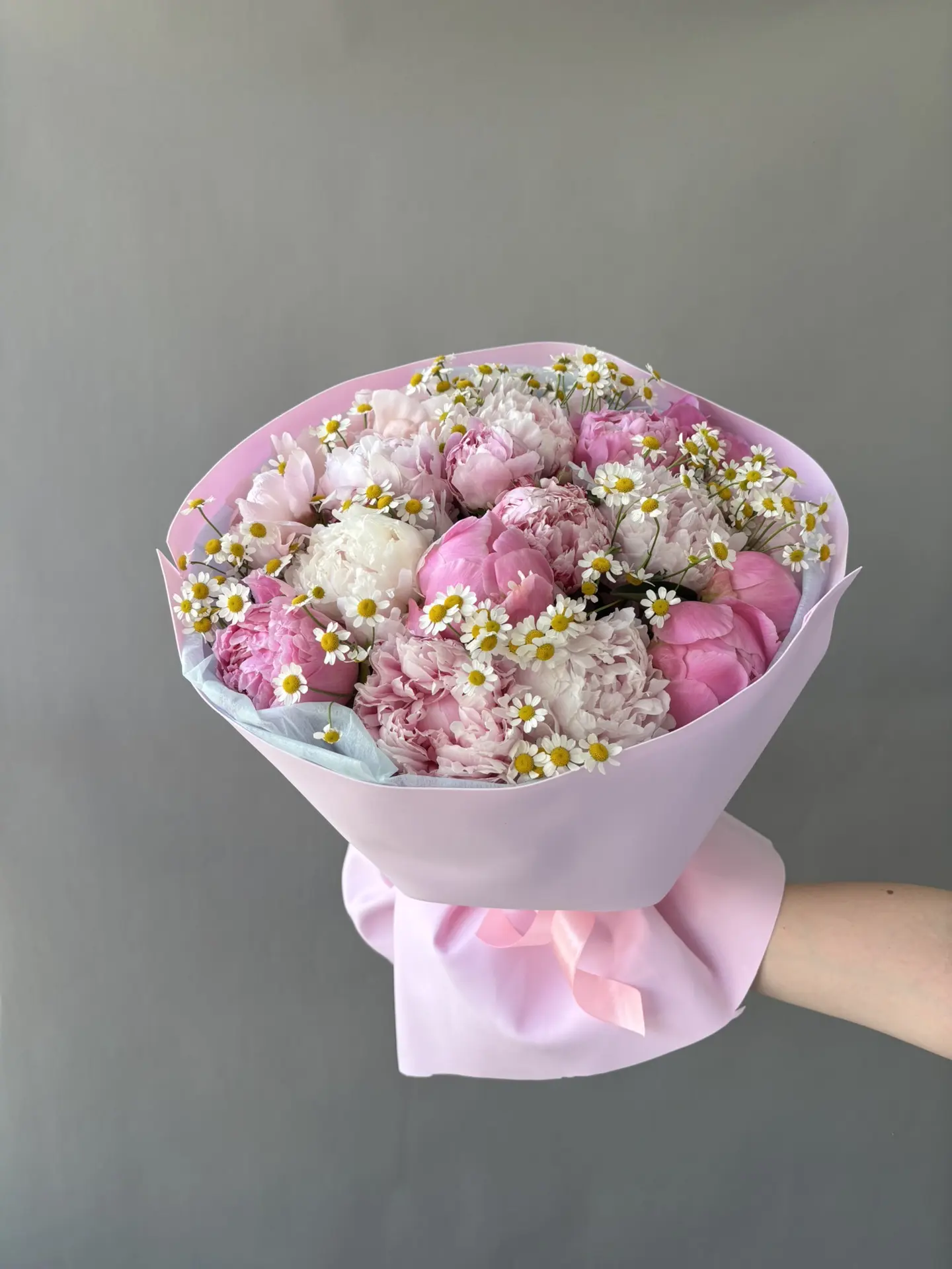 Букет с пионами — это не всегда только пионы 🌸

Каждый букет уникален: где-то нежные ромашки добавл