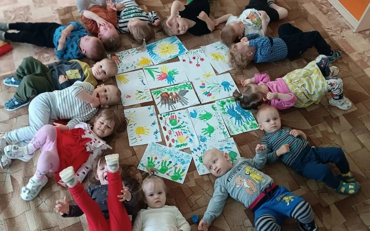Ребята  1 младшей группы "Ромашка"   нарисовали рисунки на тему "Мы рисуем лето",