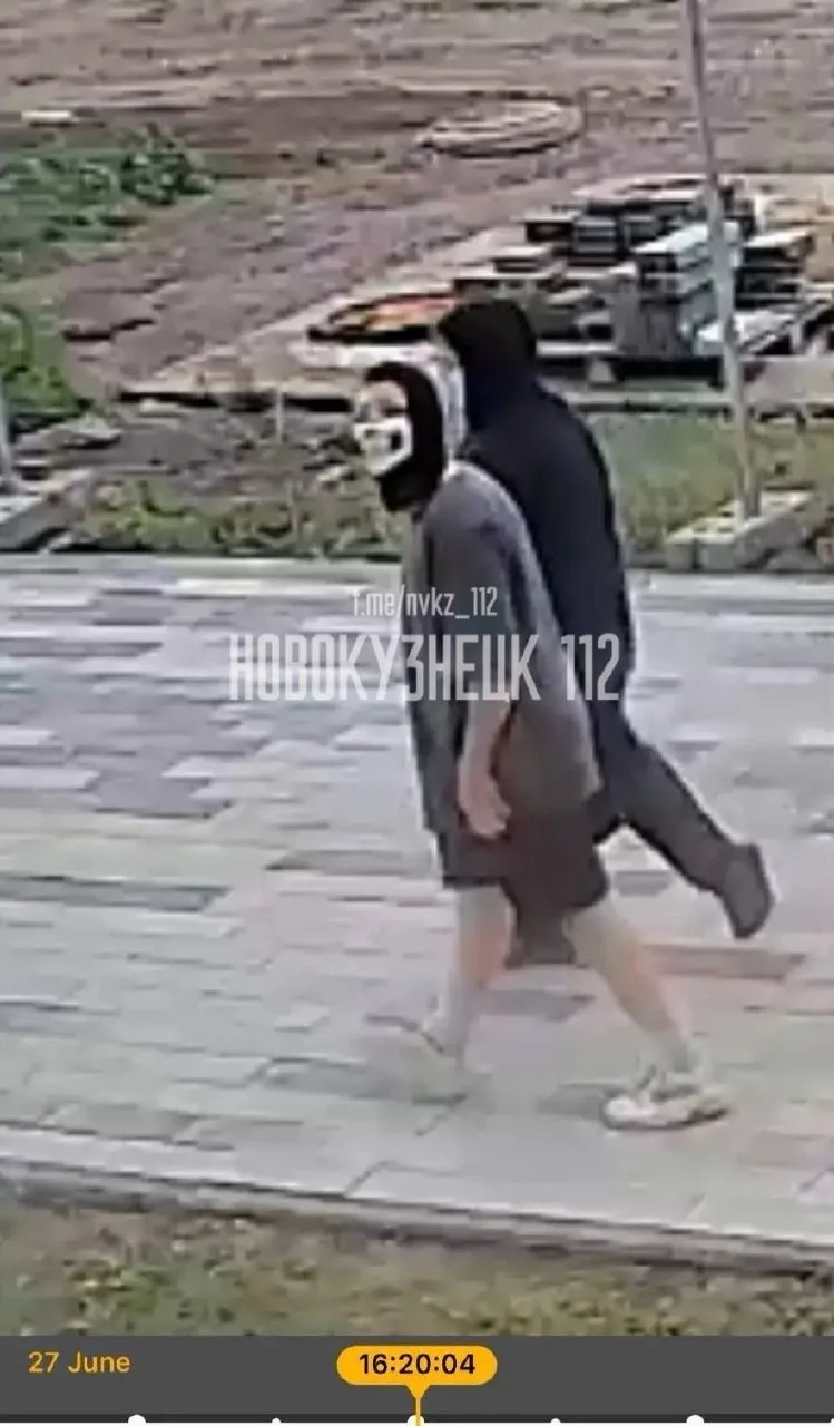 В Новокузнецке подростки ходят по подъездам и силой вырывают двери.