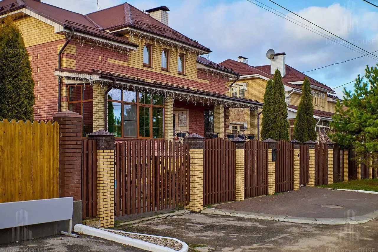 Дом мажора Сергея Корнилова, устроившего ДТП в пьяном виде, а потом обзывавшего всех ни...