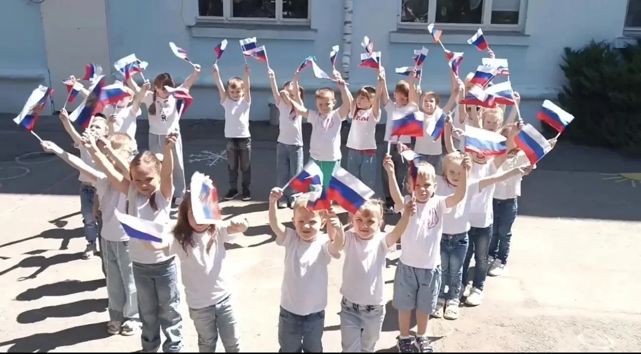 «Россия вперёд!» — скандировала сегодня вся наша средняя группа «Смешарики» вместе с родителями. 🇷�