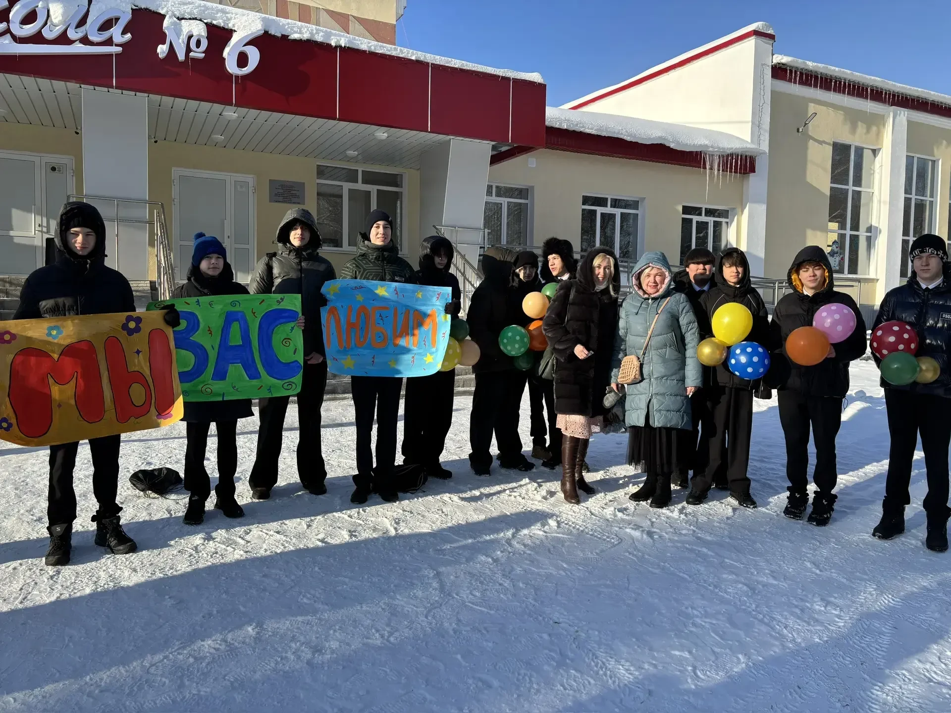 💐С 8 Марта, дорогие наши!💐 Сегодняшнее утро в нашей школе было особенным – наполненным улыбками, цве