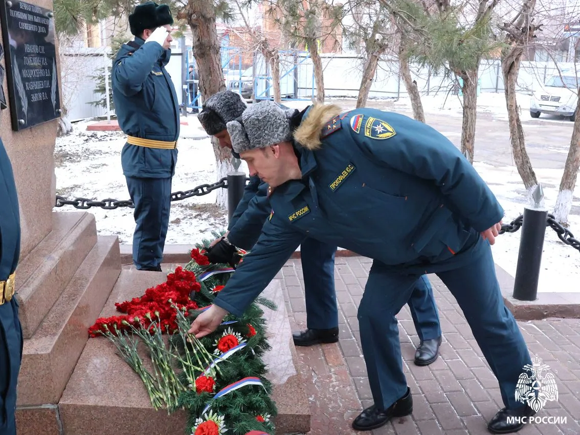 🤝Томские спасатели почтили память погибших товарищей   В последнюю пятницу апреля, начиная с 2013 го