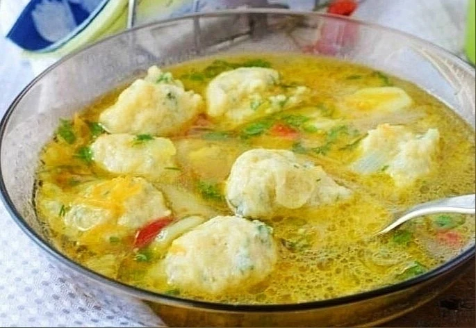 СУП С ГАЛУШКАМИ И ОВОЩАМИ.  Ингредиенты:  - 2 шт картофеля; - 1 морковь; - 1 луковица; - 1 болгарски