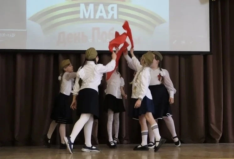 🎵 КОГДА ПЕСНЯ СИЛЬНЕЕ СЛОВ 🎵 20 корпус. 9 мая. Голоса — живые, тёплые, совсем негромкие. Песни военн