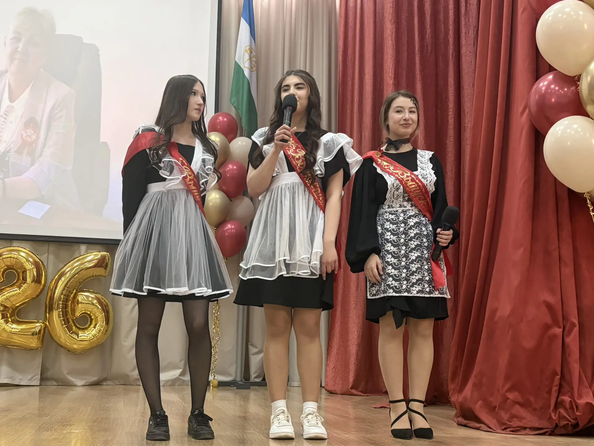 Вот и прозвенел последний звонок для 11-х классов! 🎓🕊  Сегодня в стенах нашей школы прошла трогатель
