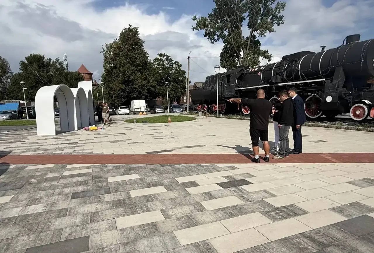 На привокзальной площади устанавливают декоративные арки😍