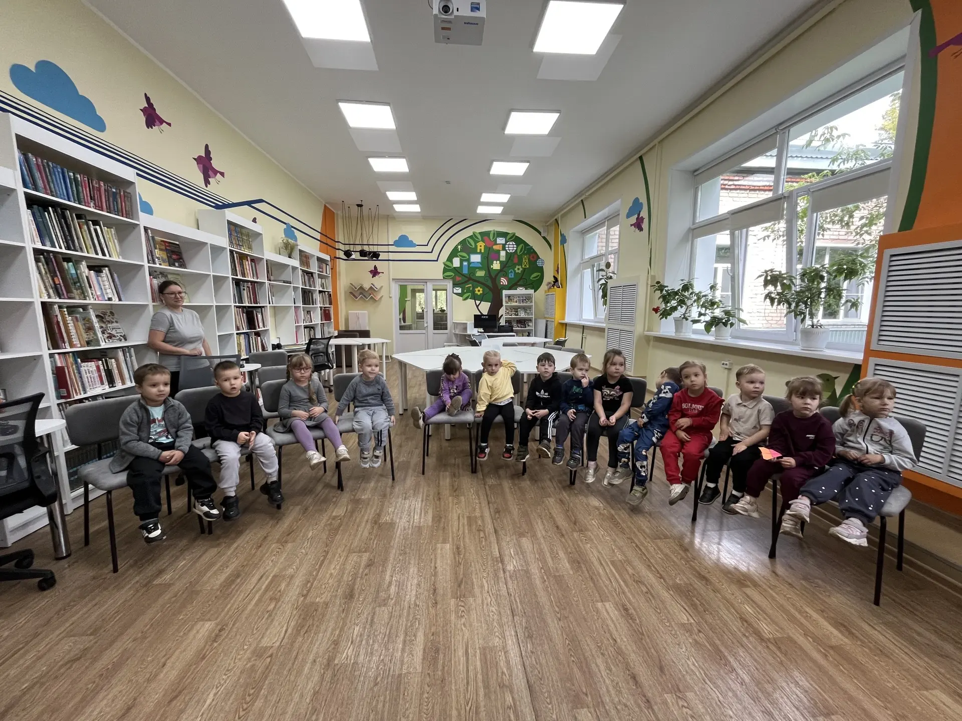Сегодня воспитанники средней группы посетили центральную библиотеку! 📚 Встреча была по...