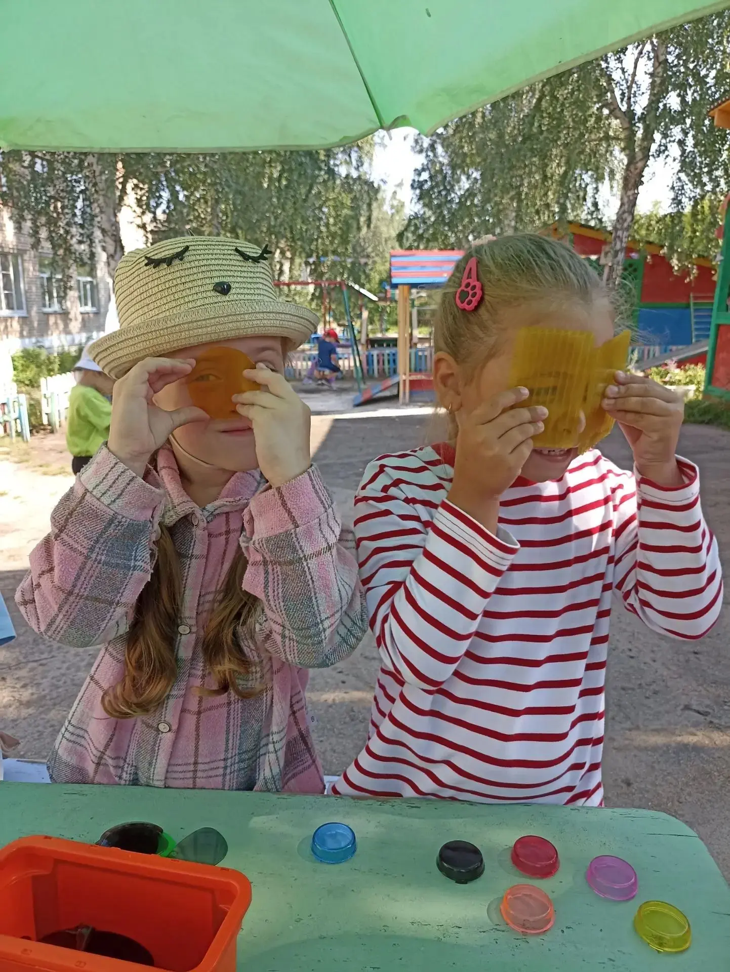 ✨️Для чего нужны стекляшки, 
Рассказать уже пора! 
Смотришь в них и мир раскрашен, 
Вот и вся наша и