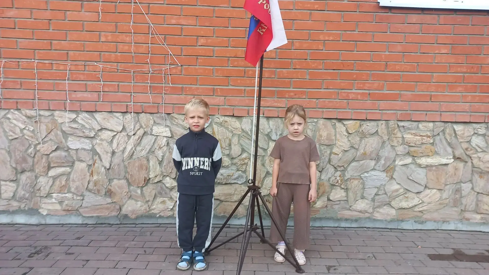 Лето в самом разгаре, а у нас начало новой трудовой недели знаменуется поднятием флага и исполнением