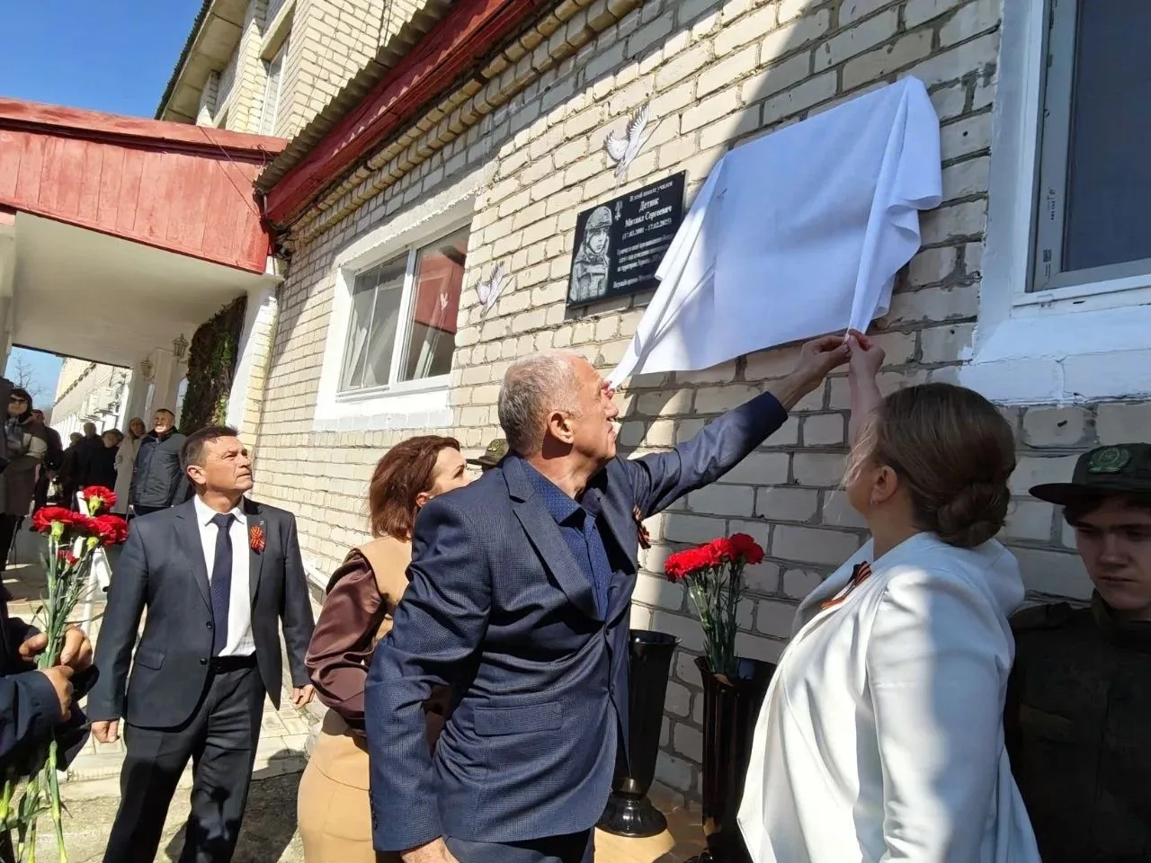 В память об участнике СВО Алексее Клочкове в школе села Малые Ягуры открыта мемориальная доска   В ц