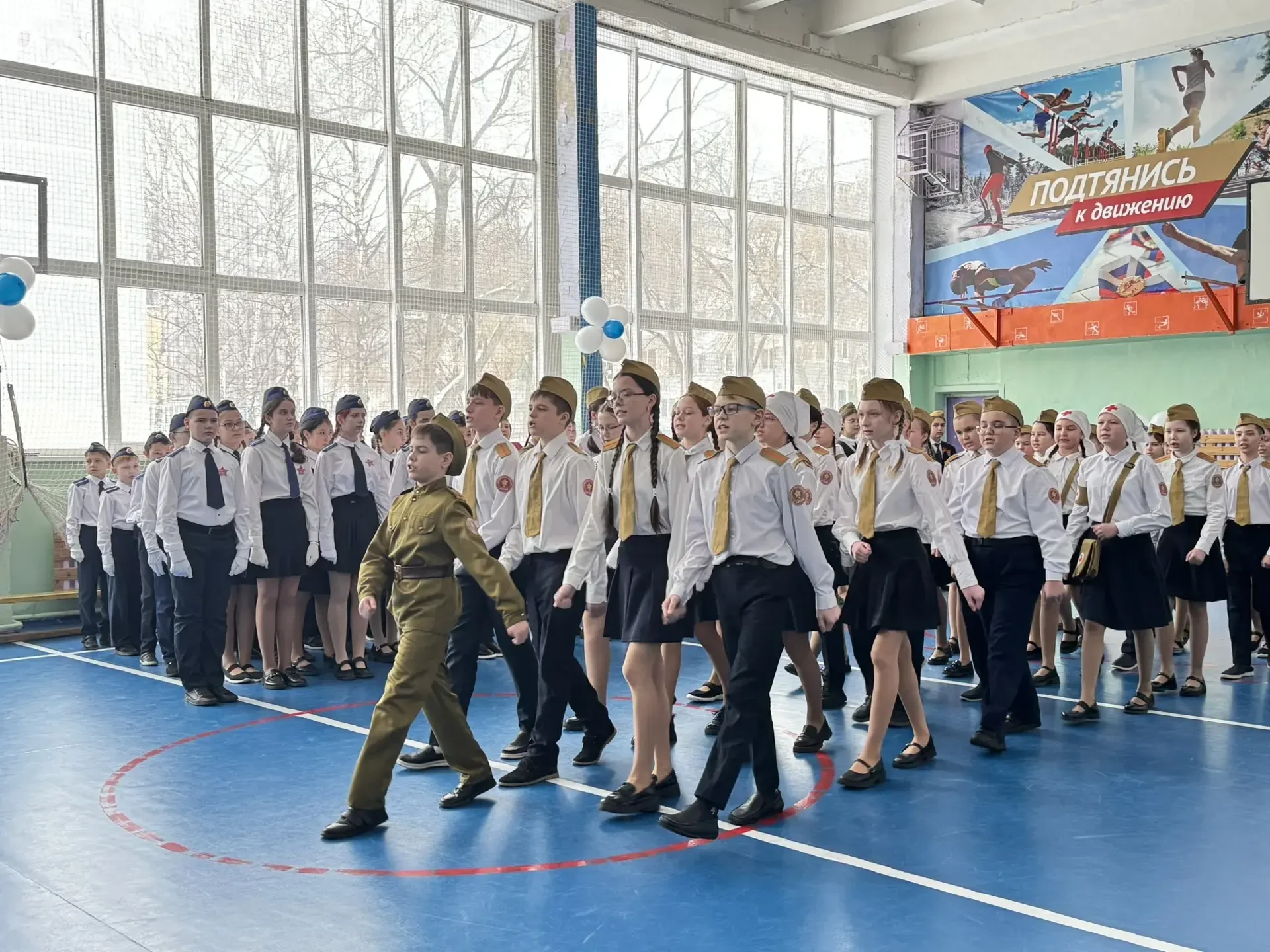 Равнение на героев! 🎖️  20 февраля в нашей школе было особенно шумно и волнительно! Прошел парад «См