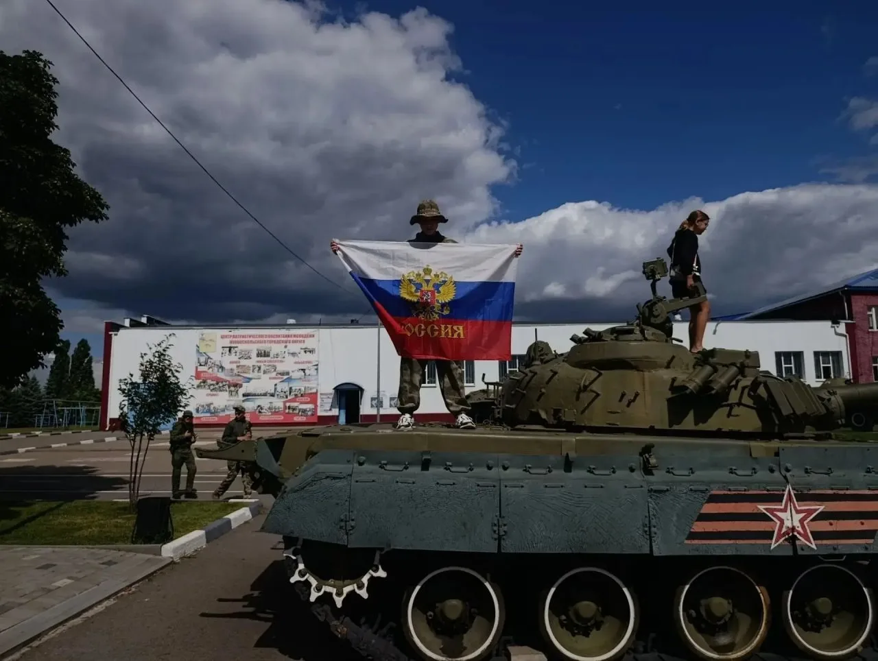 Ребята из 9 "В" класса Чепенко Артем и Гнедой Артём стали участниками военно-историческ...