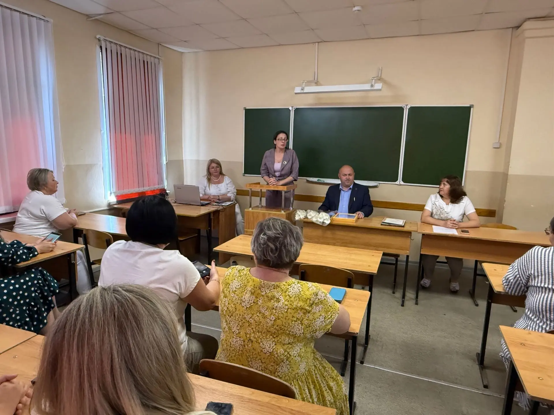 🩵Спасибо за будущих медиков: глава города поздравил преподавателей Щигровского филиала Курского баз