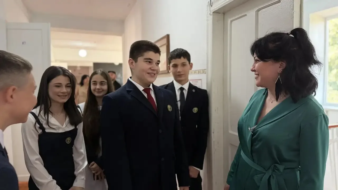 А вот в таком милом общении прошел первый день земского учителя в школе поселка Алханчу...