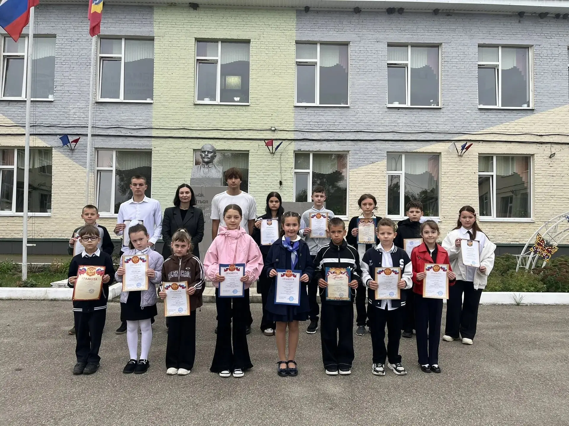 В МОБУ СОШ №5 им. Г. К. Жукова появилась новая традиция!🇷🇺