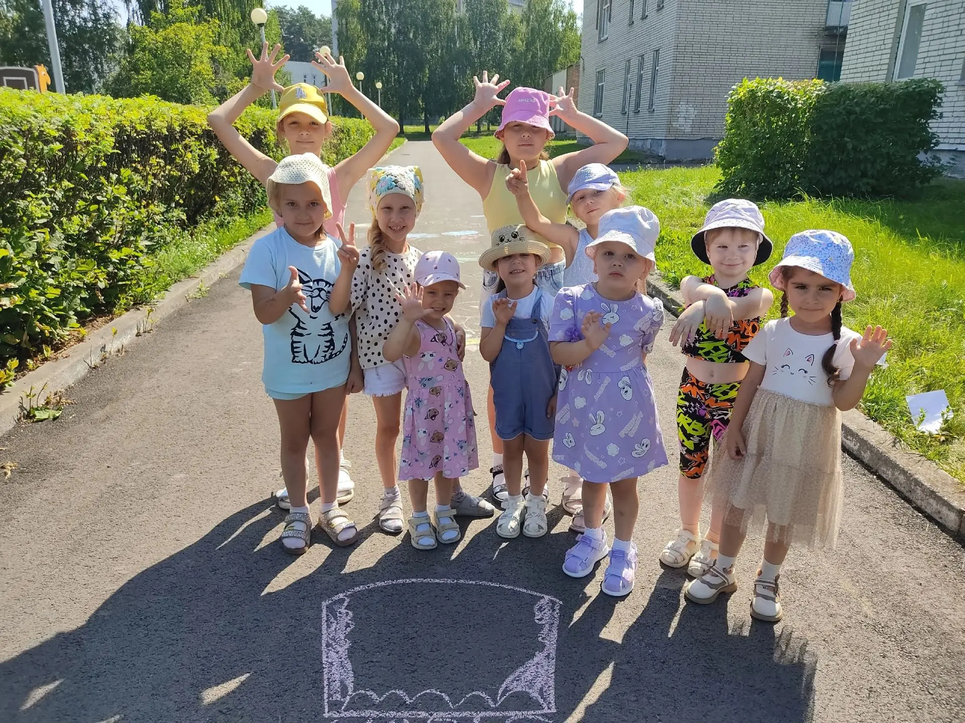 🎭Волшебный театр теней на асфальте!🎭
☀️🖍️👶Сегодня на прогулке #Акварельки открыли настоящий солн