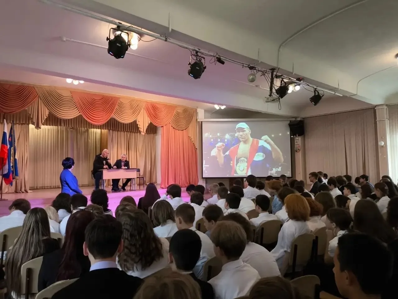 В https://vk.ru/school285spb состоялся урок «Разговоры о важном», гостем которого стал ...