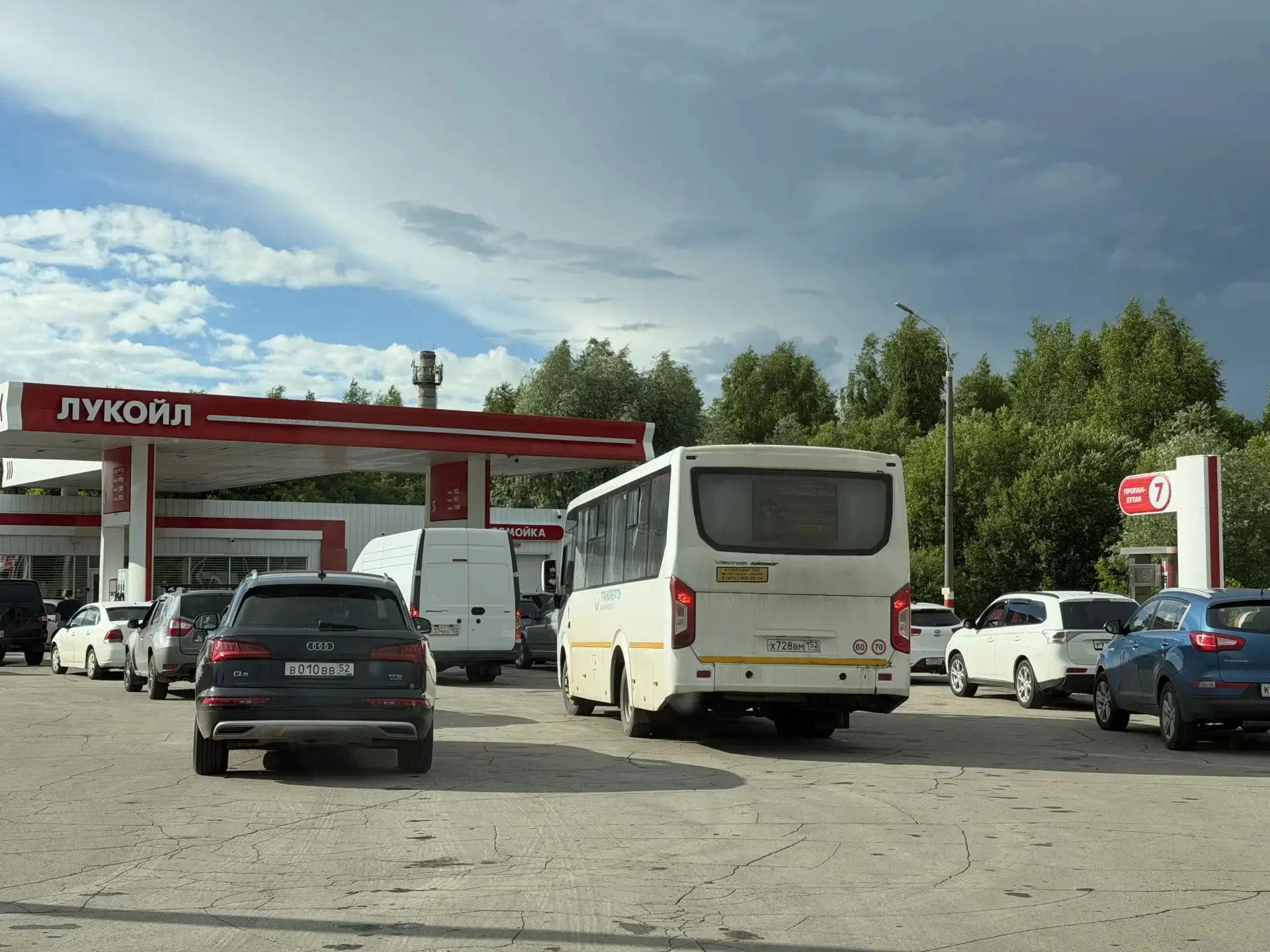 Кстово, Магистральная, АЗС «Лукойл» небольшая очередь на 3-5 минут. Проблем с топливом нет. 

С кани