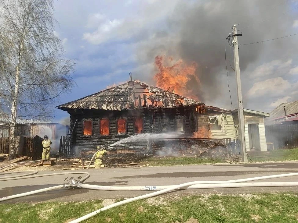 🚒🚑🔥 6 мая в р.п. Тоншаево произошёл пожар в 2-х квартирном жилом доме.
