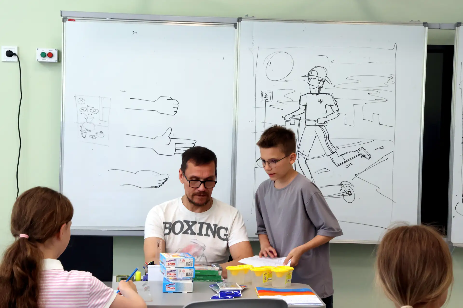 ☀️🎨 Лето + краски = идеальный микс!

В нашем лагере работает кружок ИЗО — место, где:
✅ рисуют солн