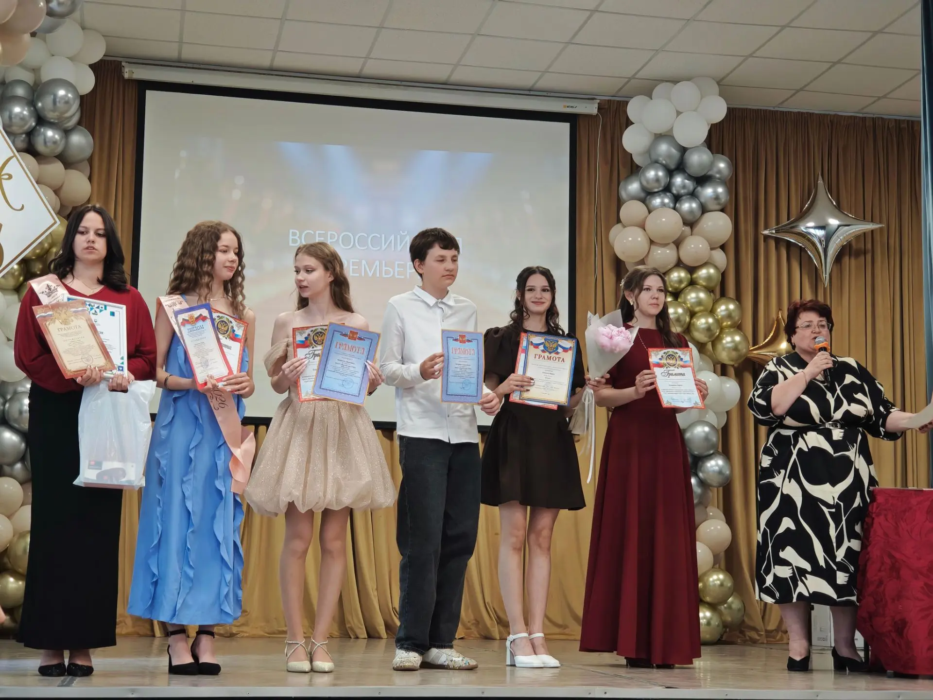 🎓✨ Выпускной вечер 9-х классов: «До новых встреч, школа!»

Сегодня в стенах нашей школы царила особ